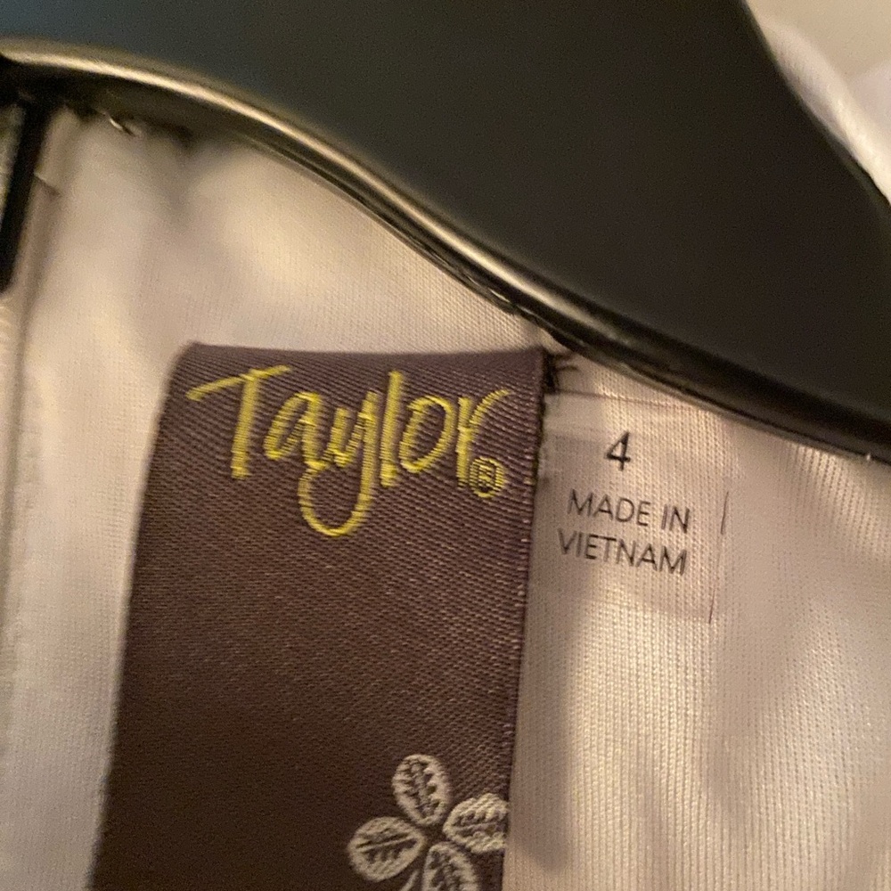 Black and White dress by Taylor , Size4 . good for office .
